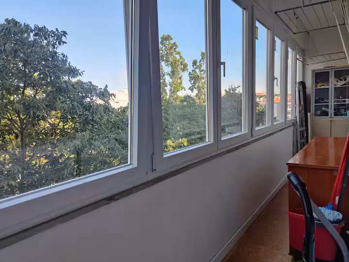 Sala com janelas amplas e vista para jardins verdes, Lumiar Lisboa