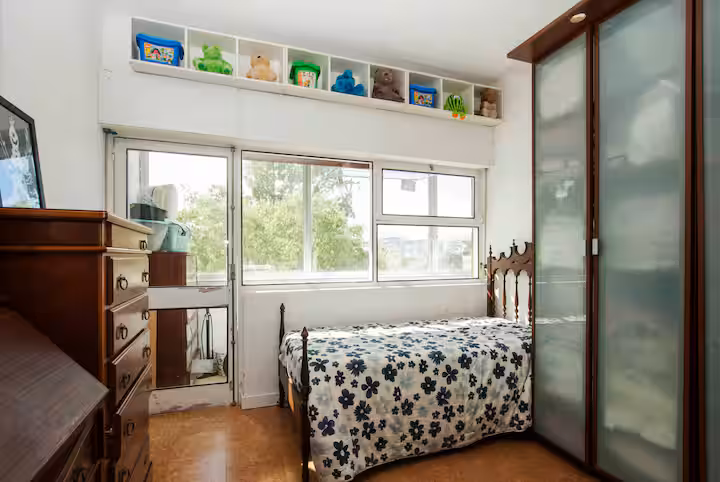 Quarto 1 amplo com luz natural