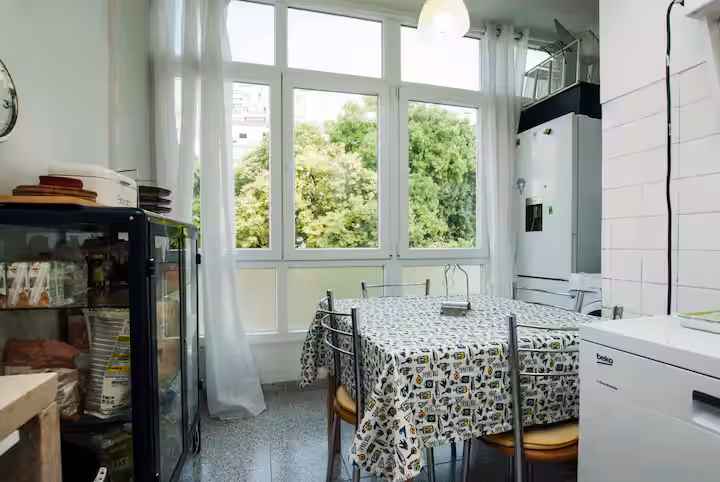 Quarto com janela ampla, luz natural e vista para jardim
